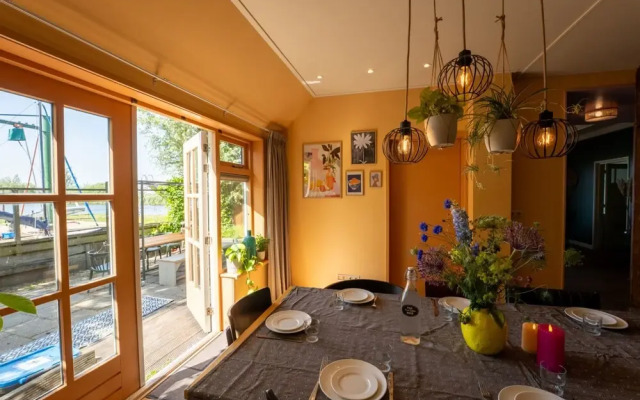 Het Voorhuis van de Oude Boerderij aan de Friese Meren met Eigen Steiger