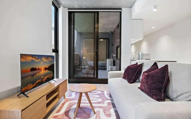 Well-lit 2-bed Apartment With Balcony