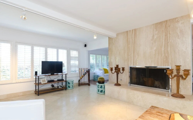 LA128 2 Bedroom Apartment By Senstay