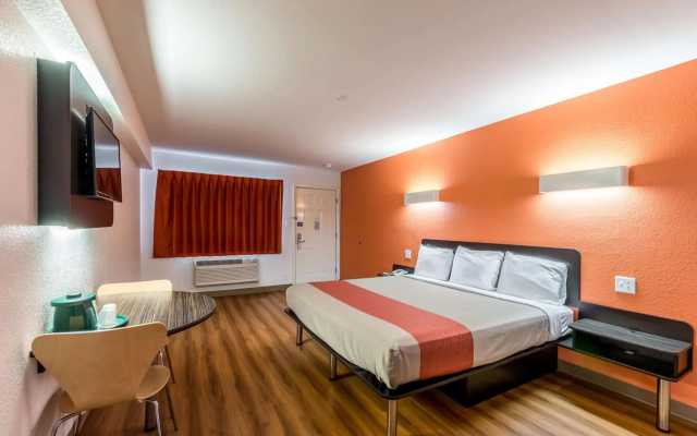 Motel 6 San Antonio, TX - South IH-10 East