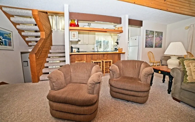 Waterville Valley Vacation Condo Close to Town Square and Free Shuttle to Ski Area! - Ss6v