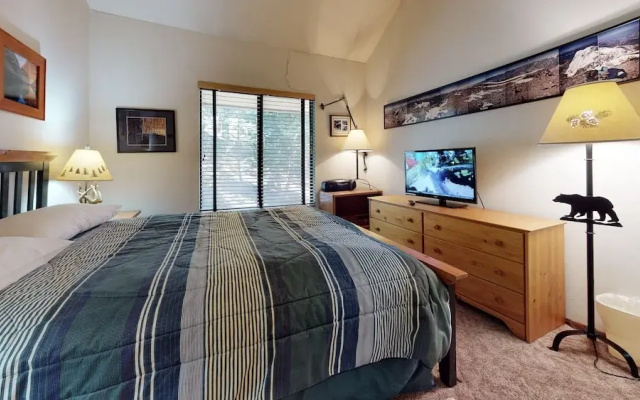 Hidden Valley 104 Convenient and Cozy, Short walk to The Village Gondola by RedAwning