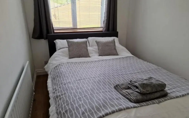 Spacious 6-bed house - 12 mins Gatwick