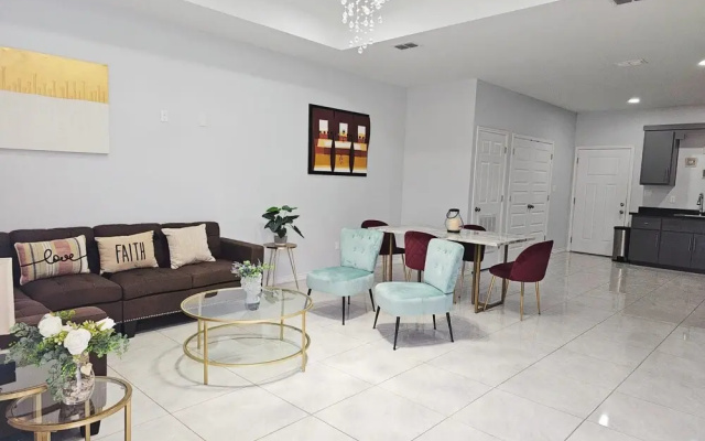 Beautiful Apartment 9 min to Mercedes Outlets