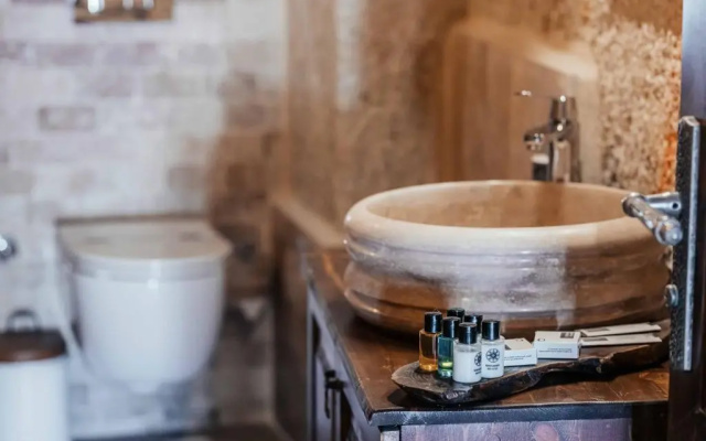 Bayar Cave Suites