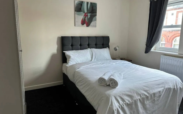 House - Sleeps 12 - Parking - Wifi