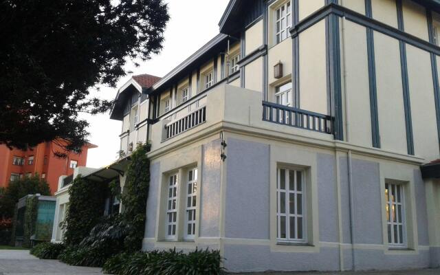 Hotel Escuela Las Carolinas вид на фасад