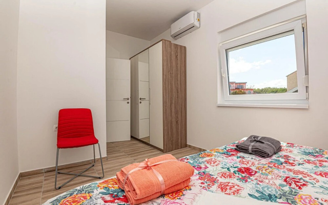 Nice Apartment in Brodarica With Wifi and 1 Bedrooms