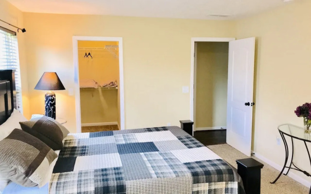 Spacious 3 BR Ranch House W Patio Yard in a Quiet Suburb