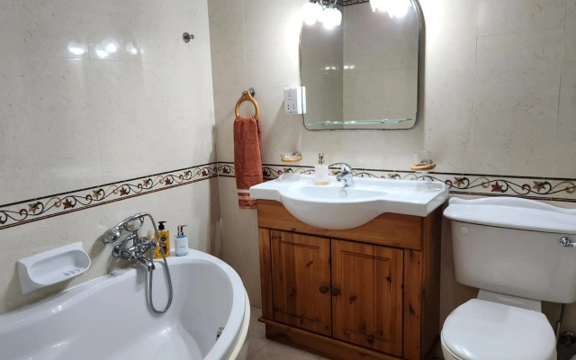 Seafront Apartment - Wifi - Sleeps 5 - Fl2