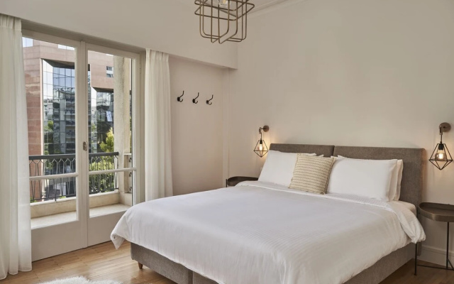 Chic n Bright 3 Bd Apt with Hilton View