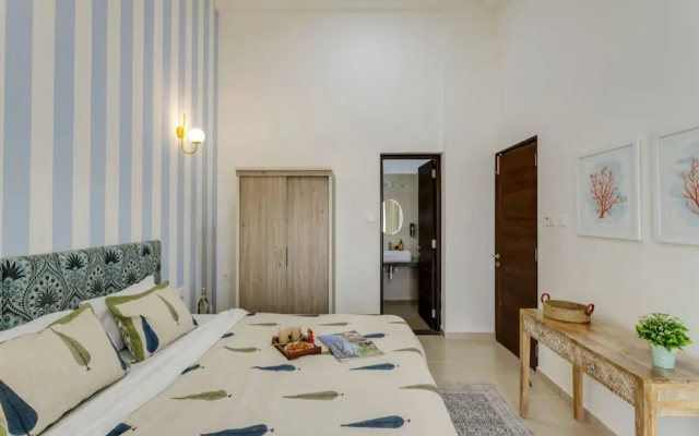 Luxe 1bhk w Pool Sauna 1km to the Beach