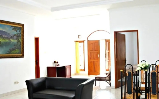 De Nuansa Dago Villa by HouseinBandung