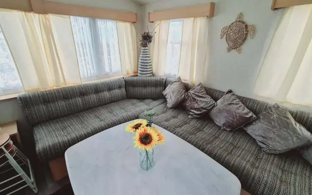 3-bed Cabin, Sleeps 6 With Pool & 5 Mins to Beach