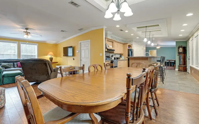 Weeki Wachee Family Getaway: Canal-front Home