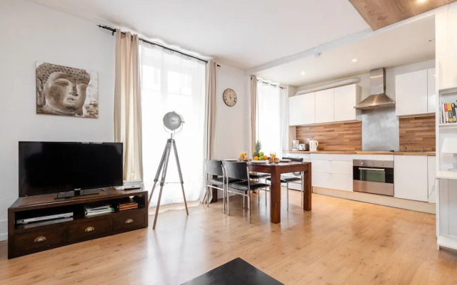 Eiffel Tower - Rue Cler Area Apartment