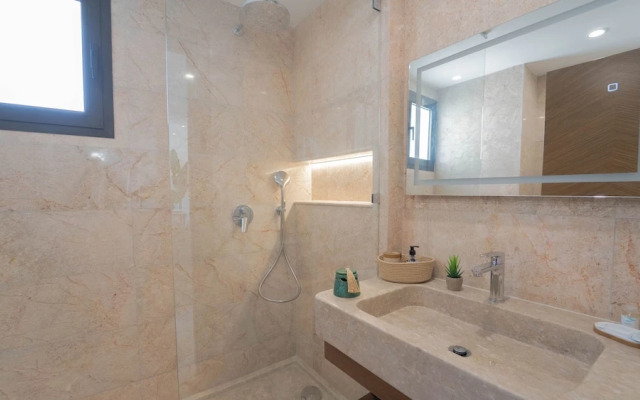 New 2BR Sunny Balcony Jardins Carthage