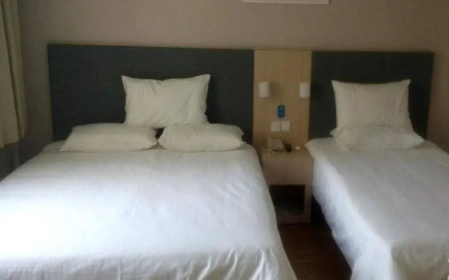 Home Inn Yiju Hotel (Qingdao May 4th Square Mixc City Zhiquan Road Metro Station Branch)