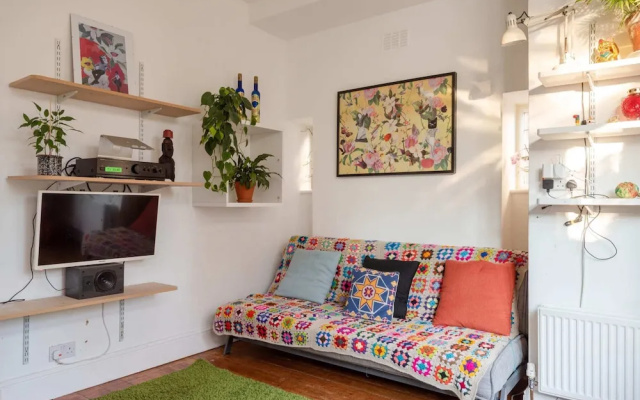 Lovely Home for 2 Near Station
