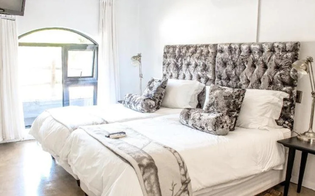 Jemimas Hospitality, Bunker on Bailie