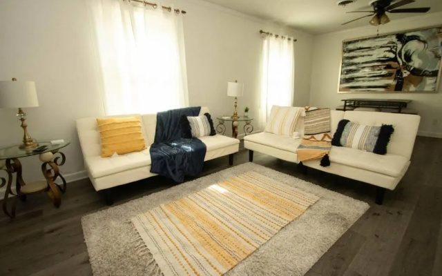 House - Sleeps 8 - Parking - Malls Close