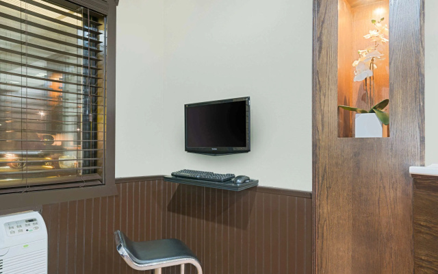 Super 8 by Wyndham Marshall MN