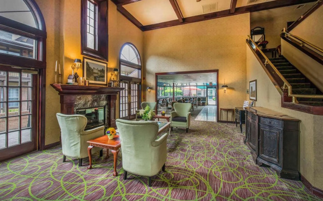Cloverleaf Suites