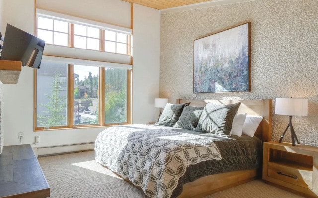 Half-mi to Main Street Breck: All-season Escape!
