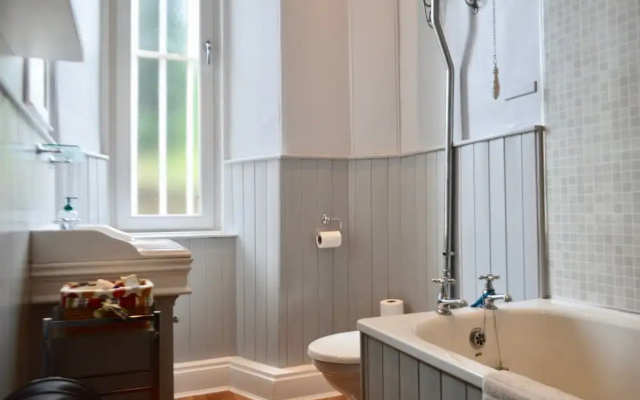 3 Bedroom Family Flat in Newington With Garden