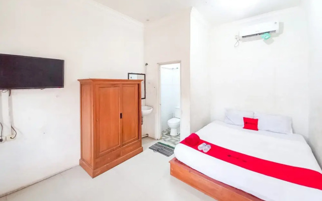 RedDoorz Syariah @ Homestay Bougenville near Taman Alun-Alun Kota Lamongan