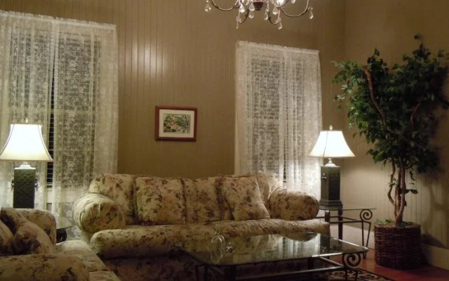 Jacaranda Inn