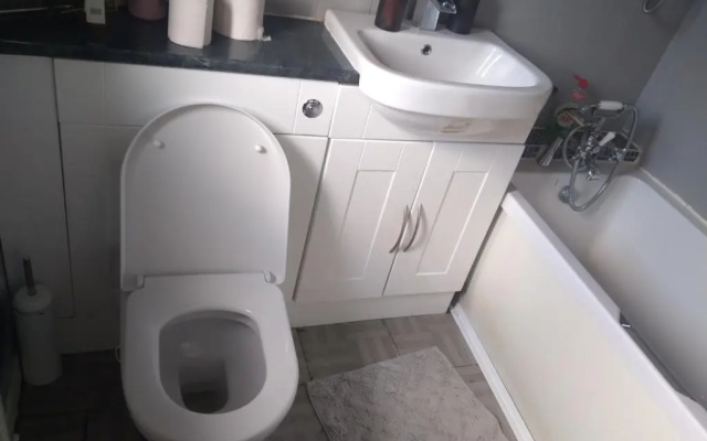 2 Bed House - Sleeps 4 - Pets - Garden - Parking