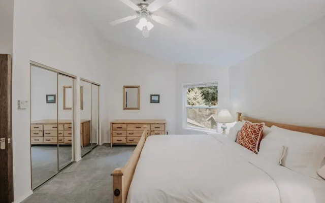 13sl - Hot Tub - Pets Ok - Wifi - Sleeps 8 2 Bedroom Home by RedAwning