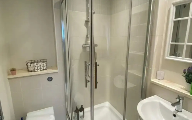 2BR Stunning City Centre Apt