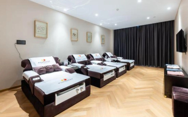 Lihua Jianguo Hotel