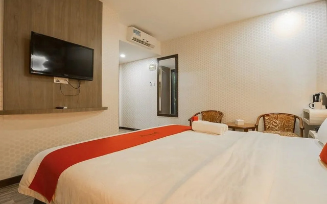 RedDoorz Plus near Mall Nagoya Hill Batam 3