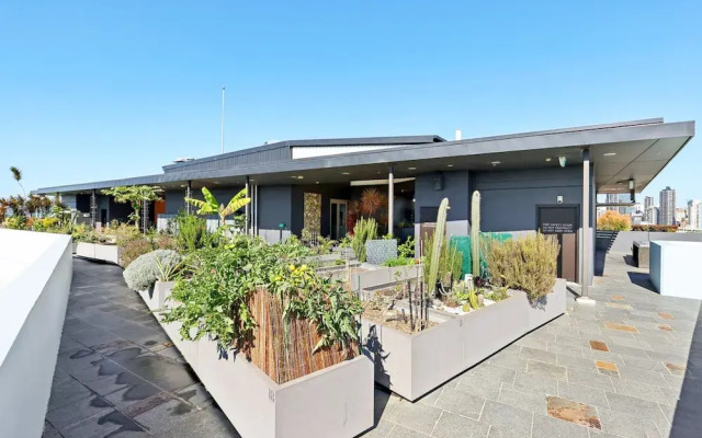 Elegant Inner-city 1-bed With Rooftop Dining