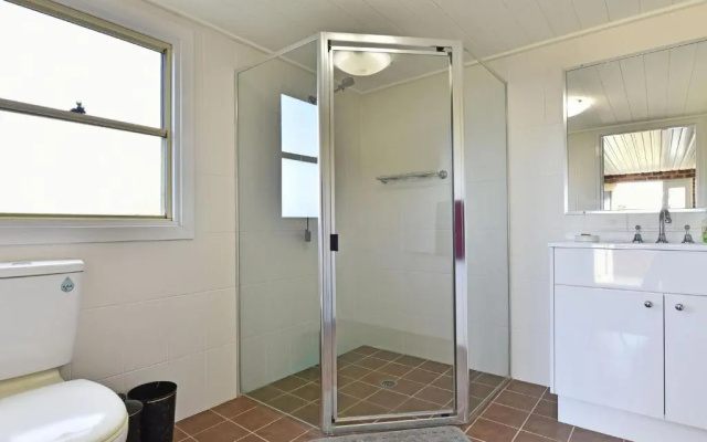 Noble Willow Studio Lovedale. Spacious, with views and pool