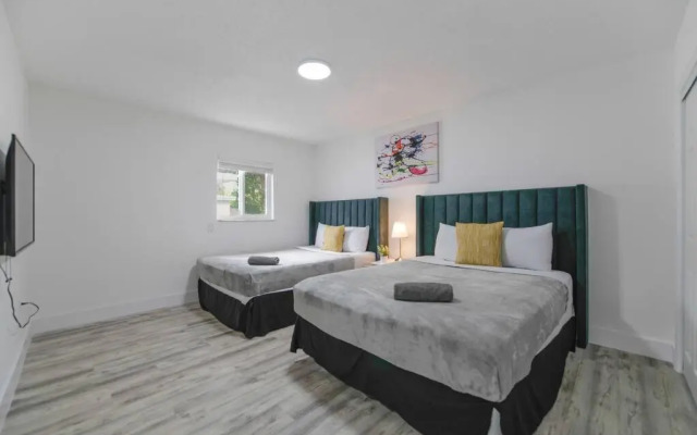 *Beautiful Family House 3 bd/2 bathrooms+backyard*
