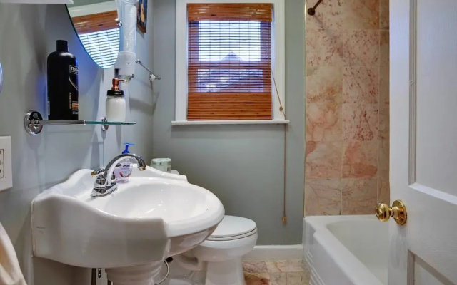 Charming 2br/1.5ba East Nashville Home by Domio