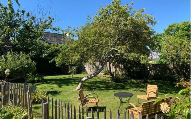 Charming holiday home, 200 m sandy beach, Locquirec