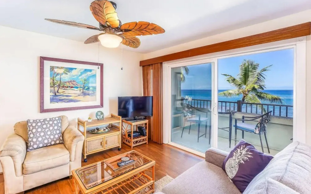 Banyan Tree Condo W/ Pool & Ocean Front!