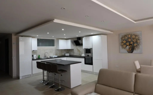 Wileg 4B Luxury Two Bedroom Apartment with Shared Swimming Pool.