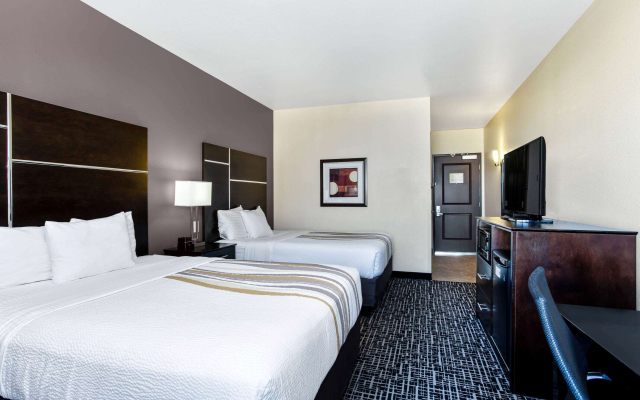 La Quinta Inn & Suites by Wyndham Denver Gateway Park