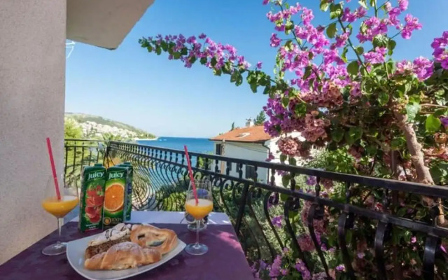 Excellent Double Bed Room With Balcony and Sea View