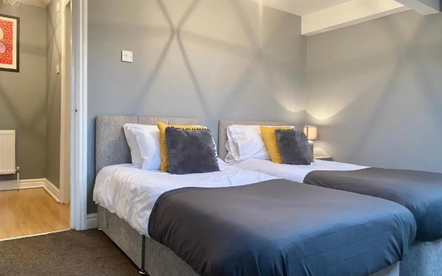 Alpheus Living: Newsham Apartment