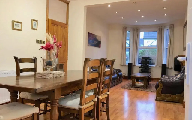 Luxurious very spacious one bedroom flat
