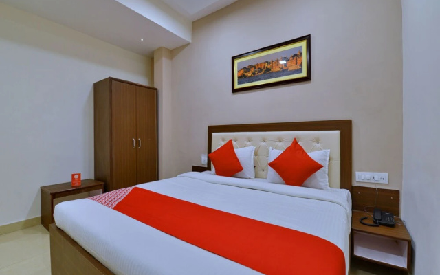 OYO 11523 Crown Club