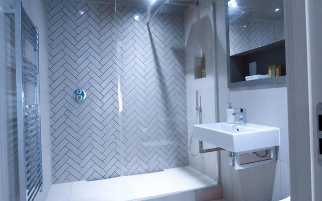 City Centre Luxury studio apartment suite with garden view