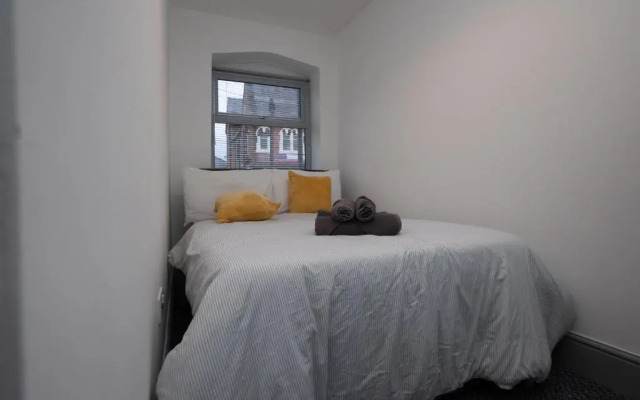 *Central *Studio Flat *Free Parking, Wifi, Netflix